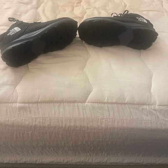 Boys North Face waterproof shoes, size 6. Never worn. - Picture 3 of 7